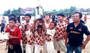 Doc. Salah satu peserta Turnamen Sepak Bola U14 Dronjong 2026 mengangkat trofi setelah pertandingan final di Stadion GBK, Dronjong, Pemalang, Minggu (4/10/2026). Bima FC dari RT 05 keluar sebagai juara setelah mengalahkan Real JR FC RT 03 dengan skor 2-0.