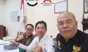 Sidang Perkara 292/Pdt.G/2026/PN Semarang Masuk Agenda Pembuktian, Tim Hukum Penggugat Hadir Doc. Sukindar, S.H., bersama tim hukum FERADI WPI dan SUBUR JAYA LAWFIRM usai mendampingi persidangan perkara perdata Nomor 292/Pdt.G/2026/PN Smg di Pengadilan Negeri Semarang, Senin (5/10/2026). Persidangan tersebut memasuki agenda pembuktian dalam perkara yang melibatkan BPR Artomoro sebagai Tergugat I.