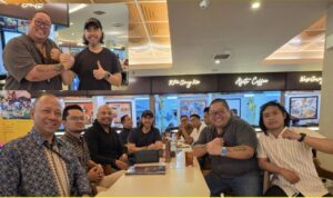 Doc. Ketua Umum HAMI Bersatu Adv. Sunan Kalijaga bersama Ketua Umum FERADI WPI Adv. Donny Andretti dan jajaran pengurus serta advokat HAMI Bersatu dan FERADI WPI saat foto bersama di sela pertemuan di Food Court Lantai 3 Mall Ciputra Semarang, Jawa Tengah, Senin (5/10/2026). Pertemuan tersebut membahas pengembangan layanan bantuan hukum, penyuluhan hukum, serta akses masyarakat terhadap layanan keadilan.