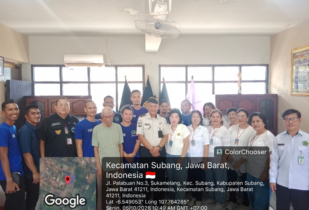 Doc. Ketua PBH FERADI WPI Area Subang II sekaligus Kepala Divisi Pembelaan Organisasi DPP FERADI WPI, Ass. Adv. Benni Rusli, bersama tim dari perkumpulan BKSG dan Gereja Eben-Haezer Subang berfoto bersama dalam kegiatan pelayanan kerohanian bersama warga binaan di Lapas Kelas IIA Subang, Senin (5/10/2026).