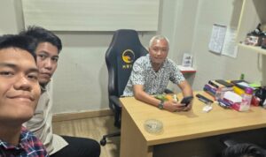Doc. Tim Advokasi Hukum GPPMI yang diwakili Kornas GPPMI Jonathan Panjaitan, Ketua Tim Advokasi Hukum Yoshua Rivaldo, dan anggota tim Farhan saat melakukan audiensi dan koordinasi dengan Kasubnit Resmob Jakarta Selatan. Pertemuan tersebut membahas sejumlah persoalan hukum serta kepentingan masyarakat di Jakarta Selatan.