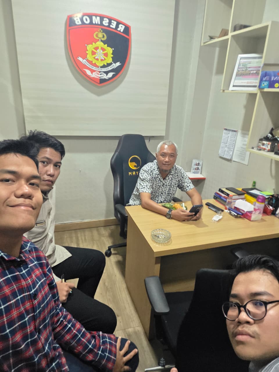 Doc. Tim Advokasi Hukum GPPMI yang diwakili Kornas GPPMI Jonathan Panjaitan, Ketua Tim Advokasi Hukum Yoshua Rivaldo, dan anggota tim Farhan saat melakukan audiensi dan koordinasi dengan Kasubnit Resmob Jakarta Selatan. Pertemuan tersebut membahas sejumlah persoalan hukum serta kepentingan masyarakat di Jakarta Selatan.