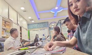 Doc. Ketua Umum LBH Feradi Hariani Bianca, S.H., bersama Sekretaris Jenderal LBH Feradi Yoshua Rivaldo, S.K.M., M.H., saat memberikan pendampingan hukum kepada Farida Sihotang dalam proses pemeriksaan di Unit Harda Polres Jakarta Pusat, terkait dugaan pemalsuan tanda tangan, pengancaman, dan pengrusakan. Pendampingan dilakukan sebagai bagian dari proses pemberian bantuan hukum kepada pihak yang didampingi.