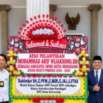 Doc. Sukindar, S.H., C.PFW., C.MDF., C.JKJ., C.FTAX., bersama M. Arif Wicaksono, S.H. (Gus Arif), di sela momentum pelantikan sebagai anggota DPRD Kota Semarang melalui mekanisme Pergantian Antarwaktu (PAW). Karangan bunga ucapan selamat atas pelantikan Arif turut terlihat dalam dokumentasi tersebut di Semarang, Selasa (7/10/2026).
