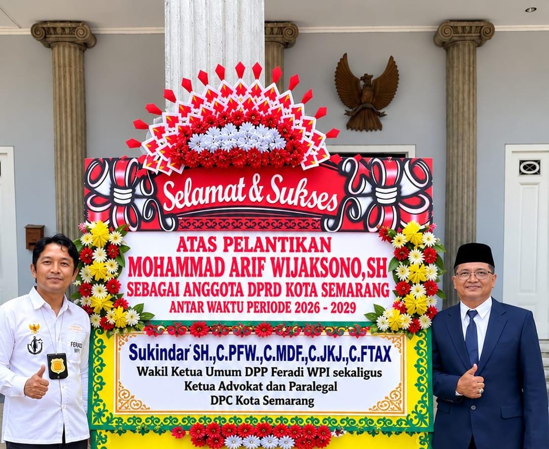 Doc. Sukindar, S.H., C.PFW., C.MDF., C.JKJ., C.FTAX., bersama M. Arif Wicaksono, S.H. (Gus Arif), di sela momentum pelantikan sebagai anggota DPRD Kota Semarang melalui mekanisme Pergantian Antarwaktu (PAW). Karangan bunga ucapan selamat atas pelantikan Arif turut terlihat dalam dokumentasi tersebut di Semarang, Selasa (7/10/2026).