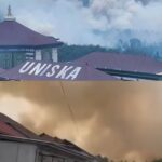 Doc. Kampus Universitas Islam Kalimantan Muhammad Arsyad Al Banjari (UNISKA MAB) di kawasan Handil Bakti, Kabupaten Barito Kuala, Kalimantan Selatan, terlihat dari kejauhan dengan kepulan asap karhutla yang tampak di sekitar kawasan pada Rabu (7/10/2026). Kondisi tersebut terjadi saat sejumlah titik kebakaran lahan berada di sekitar kawasan kampus dan penanganan masih dilakukan oleh petugas serta relawan pemadam.