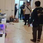 Lokasi rumah yang diduga digunakan sebagai markas judi daring di kawasan KPAD Cijantung, Jakarta Timur, dengan sejumlah komputer dan perangkat elektronik terlihat di atas meja dengan garis polisi. Foto ini menggambarkan kondisi lokasi yang dikaitkan dengan pengungkapan dugaan aktivitas judi online pada Minggu (4/10/2026)