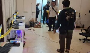 11 Orang Diamankan dalam Kasus Dugaan Markas Judi Online di Rumah Dinas TNI Cijantung Lokasi rumah yang diduga digunakan sebagai markas judi daring di kawasan KPAD Cijantung, Jakarta Timur, dengan sejumlah komputer dan perangkat elektronik terlihat di atas meja dengan garis polisi. Foto ini menggambarkan kondisi lokasi yang dikaitkan dengan pengungkapan dugaan aktivitas judi online pada Minggu (4/10/2026)