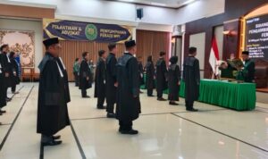 Doc. Prosesi penyumpahan advokat peserta FERADI WPI di Pengadilan Tinggi Surabaya pada Selasa, 13 Oktober 2026, dan Pengadilan Tinggi Bandung pada Kamis, 15 Oktober 2026. Dalam agenda tersebut, FERADI WPI mengantarkan total 19 calon advokat, terdiri atas satu peserta di Surabaya dan 18 peserta di Bandung, untuk menjalani tahapan penyumpahan sebagai bagian dari proses menuju pelaksanaan profesi advokat.