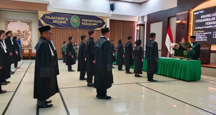 Doc. Prosesi penyumpahan advokat peserta FERADI WPI di Pengadilan Tinggi Surabaya pada Selasa, 13 Oktober 2026, dan Pengadilan Tinggi Bandung pada Kamis, 15 Oktober 2026. Dalam agenda tersebut, FERADI WPI mengantarkan total 19 calon advokat, terdiri atas satu peserta di Surabaya dan 18 peserta di Bandung, untuk menjalani tahapan penyumpahan sebagai bagian dari proses menuju pelaksanaan profesi advokat.
