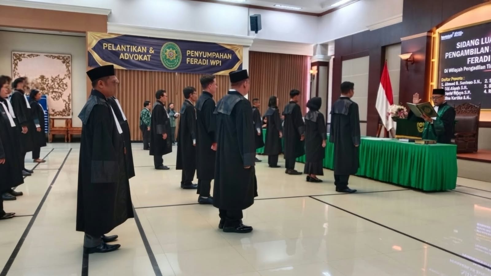 Doc. Prosesi penyumpahan advokat peserta FERADI WPI di Pengadilan Tinggi Surabaya pada Selasa, 13 Oktober 2026, dan Pengadilan Tinggi Bandung pada Kamis, 15 Oktober 2026. Dalam agenda tersebut, FERADI WPI mengantarkan total 19 calon advokat, terdiri atas satu peserta di Surabaya dan 18 peserta di Bandung, untuk menjalani tahapan penyumpahan sebagai bagian dari proses menuju pelaksanaan profesi advokat.