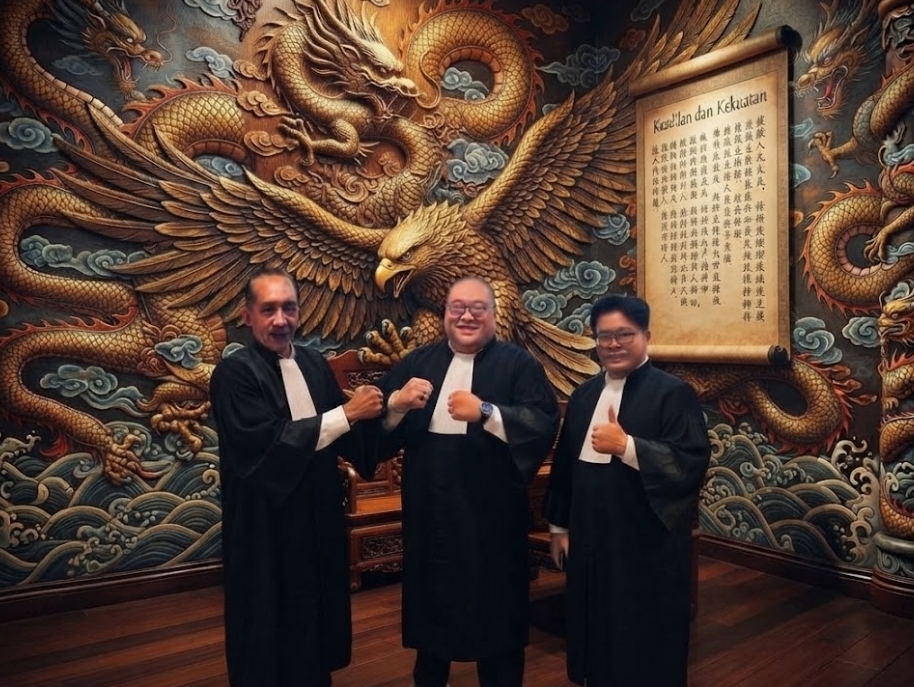 Doc. Ketua Umum FERADI WPI, Adv. Donny Andretti, S.H., S.Kom., M.Kom., C.MD., C.PFW., C.MDF., C.JKJ., bersama Wakil Ketua Umum DPP FERADI WPI sekaligus Ketua DPC FERADI WPI Sidoarjo, Adv. Yulianto Kiswocahyono, S.H., S.E., BKP. Dokumentasi ini menggambarkan kebersamaan jajaran pimpinan FERADI WPI dalam memperkuat konsolidasi organisasi, mengembangkan kapasitas anggota, serta mendorong pendampingan hukum dan bantuan hukum pro bono bagi masyarakat yang membutuhkan. Di lingkungan FERADI WPI, Yulianto mendapat julukan “The Dragon of FERADI WPI”, yang merupakan bagian dari identitas dan penilaian internal organisasi terhadap kiprahnya.