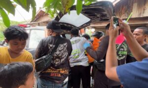 Pria Bersimbah Darah Masuk Rumah Warga di Mantuil, Sempat Meminta Perlindungan Doc. Lokasi kejadian di kawasan Jalan Tembus Mantuil, Kecamatan Banjarmasin Selatan, Kota Banjarmasin, Kalimantan Selatan, Sabtu (10/10/2026), tampak menjadi perhatian warga setelah seorang pria berinisial lengkap Adi Imam Fizay (30) dilaporkan masuk ke rumah warga dalam kondisi bersimbah darah dan kemudian ditemukan meninggal dunia. Sejumlah warga terlihat berkumpul di sekitar lokasi. Penyebab luka dan kronologi lengkap peristiwa tersebut masih menunggu pendalaman pihak berwenang.