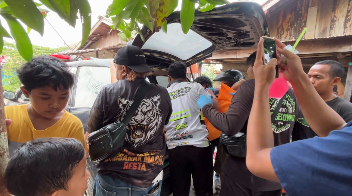 Doc. Lokasi kejadian di kawasan Jalan Tembus Mantuil, Kecamatan Banjarmasin Selatan, Kota Banjarmasin, Kalimantan Selatan, Sabtu (10/10/2026), tampak menjadi perhatian warga setelah seorang pria berinisial lengkap Adi Imam Fizay (30) dilaporkan masuk ke rumah warga dalam kondisi bersimbah darah dan kemudian ditemukan meninggal dunia. Sejumlah warga terlihat berkumpul di sekitar lokasi. Penyebab luka dan kronologi lengkap peristiwa tersebut masih menunggu pendalaman pihak berwenang.