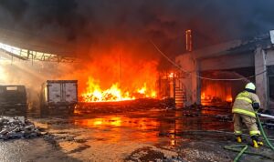 Doc. Kebakaran melanda sebuah gudang sembako di kawasan industri Pulogadung, Jalan Pulau Kambing Raya, Cakung, Jakarta Timur, Sabtu (10/10/2026). Kobaran api membakar area bangunan dan berdampak pada kendaraan yang berada di sekitar lokasi. Petugas pemadam kebakaran dikerahkan untuk melakukan penanganan dan mencegah api merambat ke bangunan lain.