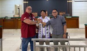 Sidang Perkara 292/Pdt.G/2026/PN Smg Ditunda, Dua Hakim Izin Sakit Doc. Tim kuasa hukum Penggugat dari DPP FERADI WPI dan Subur Jaya Lawfirm berfoto bersama di Pengadilan Negeri Semarang, Senin (12/10/2026), saat menghadiri persidangan perkara perdata Nomor 292/Pdt.G/2026/PN Smg dengan agenda lanjutan pembuktian. Persidangan tersebut ditunda hingga Senin (19/10/2026) pukul 10.00 WIB karena dua anggota majelis hakim berhalangan hadir akibat sakit.