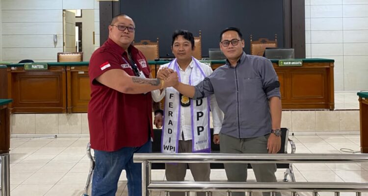 Doc. Tim kuasa hukum Penggugat dari DPP FERADI WPI dan Subur Jaya Lawfirm berfoto bersama di Pengadilan Negeri Semarang, Senin (12/10/2026), saat menghadiri persidangan perkara perdata Nomor 292/Pdt.G/2026/PN Smg dengan agenda lanjutan pembuktian. Persidangan tersebut ditunda hingga Senin (19/10/2026) pukul 10.00 WIB karena dua anggota majelis hakim berhalangan hadir akibat sakit.