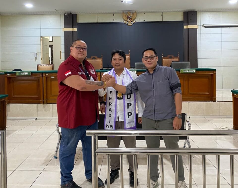 Doc. Tim kuasa hukum Penggugat dari DPP FERADI WPI dan Subur Jaya Lawfirm berfoto bersama di Pengadilan Negeri Semarang, Senin (12/10/2026), saat menghadiri persidangan perkara perdata Nomor 292/Pdt.G/2026/PN Smg dengan agenda lanjutan pembuktian. Persidangan tersebut ditunda hingga Senin (19/10/2026) pukul 10.00 WIB karena dua anggota majelis hakim berhalangan hadir akibat sakit.