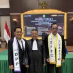 Doc. Eko Ponco, S.H., mengikuti prosesi pengambilan sumpah advokat di Pengadilan Tinggi Surabaya, Jawa Timur, Selasa (13/10/2026). Dalam kegiatan tersebut, Eko didampingi pengurus DPP FERADI WPI, Adv. Dwi Siswanto dan Adv. Yulianto Kiswocahyono. Menurut keterangan Eko, proses pendidikan profesi hingga penyumpahan dijalaninya melalui program beasiswa penuh dari FERADI WPI.