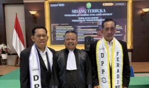 Doc. Eko Ponco, S.H., mengikuti prosesi pengambilan sumpah advokat di Pengadilan Tinggi Surabaya, Jawa Timur, Selasa (13/10/2026). Dalam kegiatan tersebut, Eko didampingi pengurus DPP FERADI WPI, Adv. Dwi Siswanto dan Adv. Yulianto Kiswocahyono. Menurut keterangan Eko, proses pendidikan profesi hingga penyumpahan dijalaninya melalui program beasiswa penuh dari FERADI WPI.