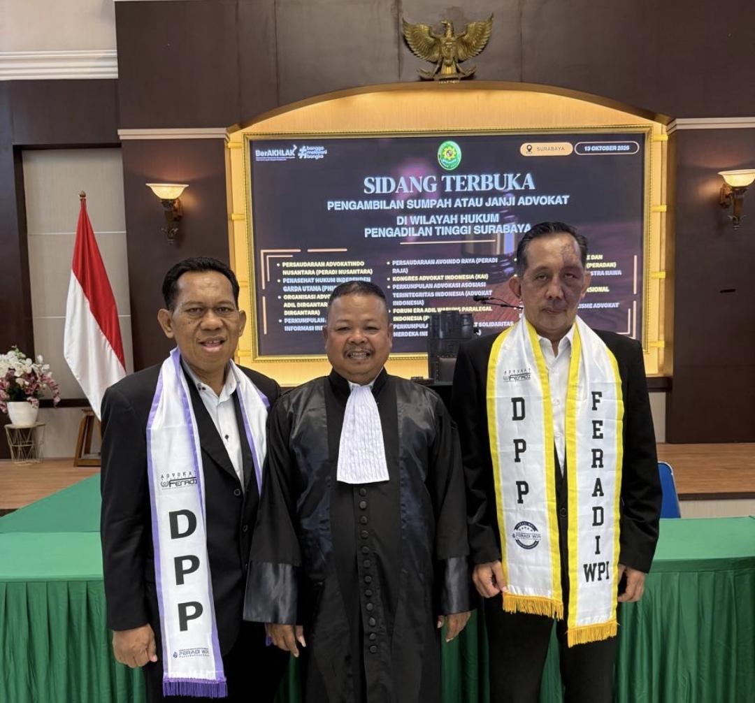 Doc. Eko Ponco, S.H., mengikuti prosesi pengambilan sumpah advokat di Pengadilan Tinggi Surabaya, Jawa Timur, Selasa (13/10/2026). Dalam kegiatan tersebut, Eko didampingi pengurus DPP FERADI WPI, Adv. Dwi Siswanto dan Adv. Yulianto Kiswocahyono. Menurut keterangan Eko, proses pendidikan profesi hingga penyumpahan dijalaninya melalui program beasiswa penuh dari FERADI WPI.