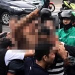 Doc. Situasi kericuhan yang melibatkan sejumlah orang dan petugas kepolisian di tengah kerumunan di wilayah Bogor Utara, Jawa Barat. Bagian yang memperlihatkan dugaan tindakan kekerasan sengaja dibuat buram (blur) untuk mengurangi tampilan visual yang berpotensi mengganggu pembaca, menjaga kepatutan publikasi, serta menghormati prinsip kehati-hatian dalam pemberitaan. Foto digunakan sebagai ilustrasi pendukung berita mengenai kericuhan yang diduga bermula dari penagihan utang dan berlanjut menjadi aksi kekerasan. Identitas serta peran setiap orang dalam gambar tidak disimpulkan hanya berdasarkan visual tersebut.