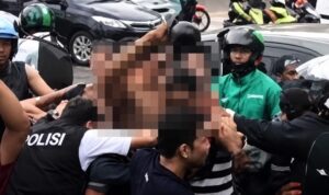 Kejar-kejaran Mobil dan Penagih Utang Berujung Kericuhan di Bogor Utara Doc. Situasi kericuhan yang melibatkan sejumlah orang dan petugas kepolisian di tengah kerumunan di wilayah Bogor Utara, Jawa Barat. Bagian yang memperlihatkan dugaan tindakan kekerasan sengaja dibuat buram (blur) untuk mengurangi tampilan visual yang berpotensi mengganggu pembaca, menjaga kepatutan publikasi, serta menghormati prinsip kehati-hatian dalam pemberitaan. Foto digunakan sebagai ilustrasi pendukung berita mengenai kericuhan yang diduga bermula dari penagihan utang dan berlanjut menjadi aksi kekerasan. Identitas serta peran setiap orang dalam gambar tidak disimpulkan hanya berdasarkan visual tersebut.