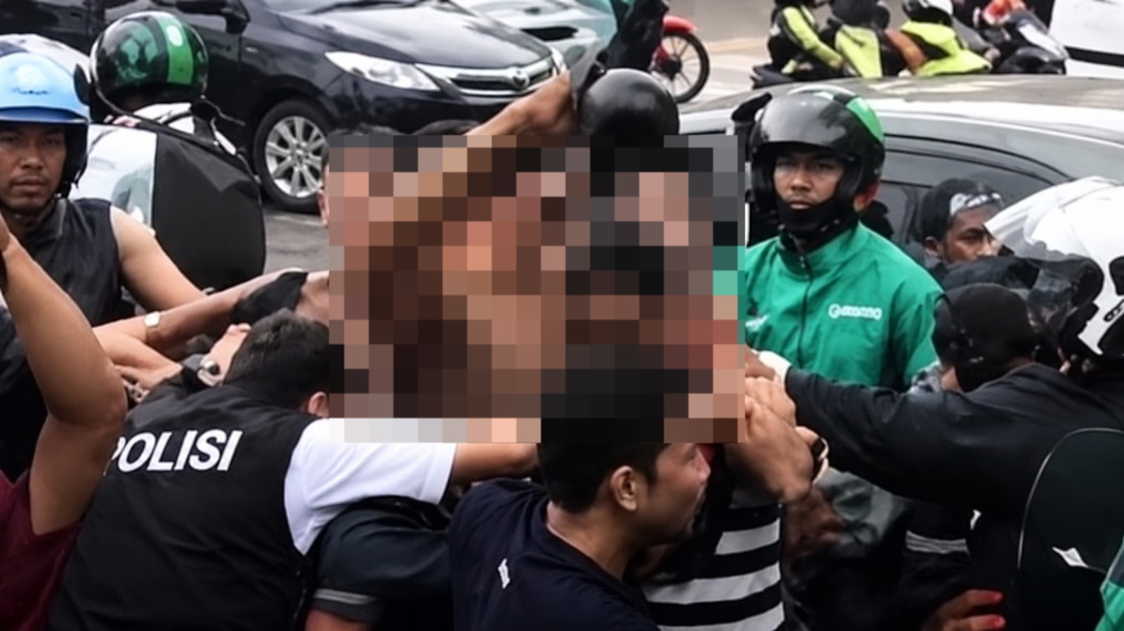Doc. Situasi kericuhan yang melibatkan sejumlah orang dan petugas kepolisian di tengah kerumunan di wilayah Bogor Utara, Jawa Barat. Bagian yang memperlihatkan dugaan tindakan kekerasan sengaja dibuat buram (blur) untuk mengurangi tampilan visual yang berpotensi mengganggu pembaca, menjaga kepatutan publikasi, serta menghormati prinsip kehati-hatian dalam pemberitaan. Foto digunakan sebagai ilustrasi pendukung berita mengenai kericuhan yang diduga bermula dari penagihan utang dan berlanjut menjadi aksi kekerasan. Identitas serta peran setiap orang dalam gambar tidak disimpulkan hanya berdasarkan visual tersebut.