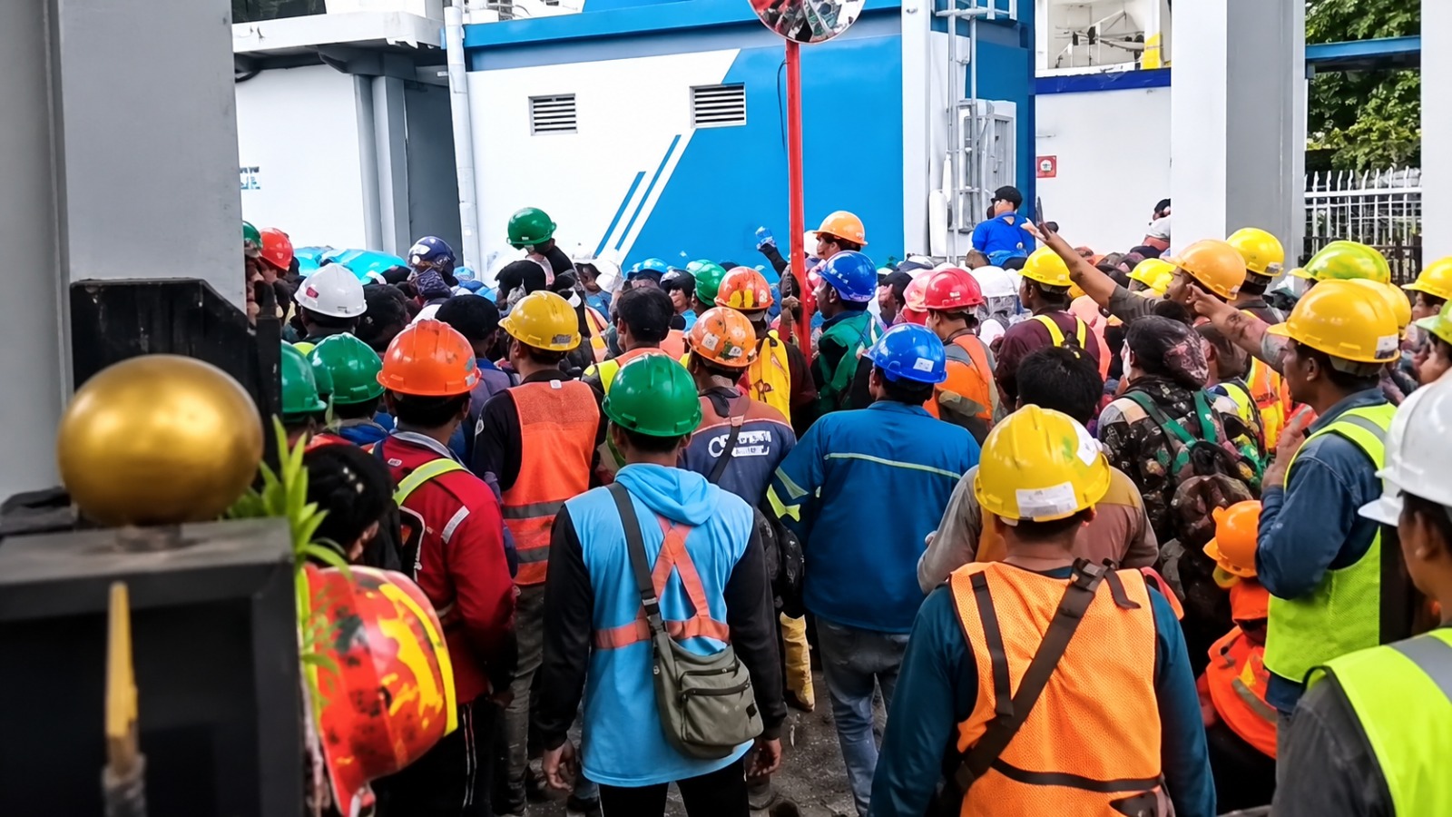 Doc. Sejumlah pekerja proyek mengenakan helm keselamatan dan rompi kerja berkumpul di area depan bangunan. Foto ini digunakan sebagai ilustrasi pendukung pemberitaan mengenai insiden bentrokan antara pekerja proyek pembangunan gedung Kejaksaan dan anggota Satpol PP Kecamatan Kebayoran Baru, Jakarta Selatan, pada Kamis (8/10/2026).