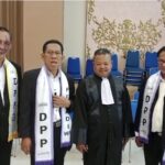 Doc. Foto bersama Dwi Siswanto, S.H., Yulianto Kiswocahyono, S.E., S.H., M. Arifin, S.H., S.Sos., M.M., dan jajaran FERADI WPI bersama Eko Ponco, S.H., seusai prosesi pengambilan sumpah/janji advokat di Pengadilan Tinggi Surabaya, Jawa Timur, Selasa (13/10/2026). Kegiatan ini menjadi bagian dari tahapan perjalanan profesi Eko Ponco sebagai advokat serta momentum penguatan komitmen terhadap integritas, profesionalisme, dan kepatuhan pada kode etik advokat.