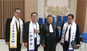 Doc. Foto bersama Dwi Siswanto, S.H., Yulianto Kiswocahyono, S.E., S.H., M. Arifin, S.H., S.Sos., M.M., dan jajaran FERADI WPI bersama Eko Ponco, S.H., seusai prosesi pengambilan sumpah/janji advokat di Pengadilan Tinggi Surabaya, Jawa Timur, Selasa (13/10/2026). Kegiatan ini menjadi bagian dari tahapan perjalanan profesi Eko Ponco sebagai advokat serta momentum penguatan komitmen terhadap integritas, profesionalisme, dan kepatuhan pada kode etik advokat.