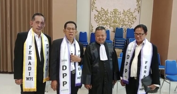Doc. Foto bersama Dwi Siswanto, S.H., Yulianto Kiswocahyono, S.E., S.H., M. Arifin, S.H., S.Sos., M.M., dan jajaran FERADI WPI bersama Eko Ponco, S.H., seusai prosesi pengambilan sumpah/janji advokat di Pengadilan Tinggi Surabaya, Jawa Timur, Selasa (13/10/2026). Kegiatan ini menjadi bagian dari tahapan perjalanan profesi Eko Ponco sebagai advokat serta momentum penguatan komitmen terhadap integritas, profesionalisme, dan kepatuhan pada kode etik advokat.