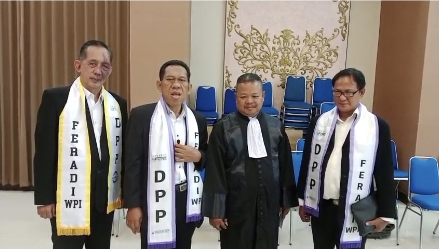 Doc. Foto bersama Dwi Siswanto, S.H., Yulianto Kiswocahyono, S.E., S.H., M. Arifin, S.H., S.Sos., M.M., dan jajaran FERADI WPI bersama Eko Ponco, S.H., seusai prosesi pengambilan sumpah/janji advokat di Pengadilan Tinggi Surabaya, Jawa Timur, Selasa (13/10/2026). Kegiatan ini menjadi bagian dari tahapan perjalanan profesi Eko Ponco sebagai advokat serta momentum penguatan komitmen terhadap integritas, profesionalisme, dan kepatuhan pada kode etik advokat.