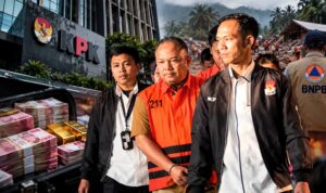KPK Tetapkan Lima Tersangka Dugaan Korupsi Dana Siap Pakai BNPB Doc. Ilustrasi penanganan perkara dugaan korupsi Dana Siap Pakai (DSP) kebencanaan di lingkungan BNPB yang ditangani KPK. Visual menggambarkan proses pengawalan tersangka, barang bukti, serta konteks penanganan bencana. Foto merupakan ilustrasi hasil olahan visual, bukan dokumentasi utuh dari satu peristiwa nyata.