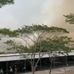Doc. Kondisi kawasan sekitar Universitas Muhammadiyah Banjarmasin (UMBJM), Handil Bakti, Kabupaten Barito Kuala, Kalimantan Selatan, yang diselimuti asap tebal akibat kebakaran hutan dan lahan (karhutla). Kabut asap berpotensi mengganggu jarak pandang, kualitas udara, kesehatan masyarakat, serta aktivitas perkuliahan.