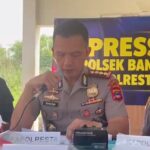 Doc. Kapolresta Banjarmasin Kombes Pol. Riza Muttaqin menyampaikan keterangan kepada awak media dalam konferensi pers pengungkapan kasus dugaan penelantaran bayi laki-laki di kawasan Cempaka Raya, Kecamatan Banjarmasin Barat, Kalimantan Selatan. Dalam pengungkapan tersebut, polisi menetapkan dua orang berinisial SAR dan MDA sebagai tersangka serta mengamankan sejumlah barang bukti untuk kepentingan penyidikan.