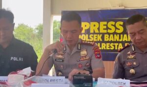 Doc. Kapolresta Banjarmasin Kombes Pol. Riza Muttaqin menyampaikan keterangan kepada awak media dalam konferensi pers pengungkapan kasus dugaan penelantaran bayi laki-laki di kawasan Cempaka Raya, Kecamatan Banjarmasin Barat, Kalimantan Selatan. Dalam pengungkapan tersebut, polisi menetapkan dua orang berinisial SAR dan MDA sebagai tersangka serta mengamankan sejumlah barang bukti untuk kepentingan penyidikan.