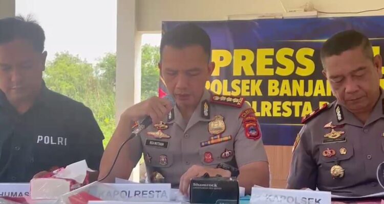 Doc. Kapolresta Banjarmasin Kombes Pol. Riza Muttaqin menyampaikan keterangan kepada awak media dalam konferensi pers pengungkapan kasus dugaan penelantaran bayi laki-laki di kawasan Cempaka Raya, Kecamatan Banjarmasin Barat, Kalimantan Selatan. Dalam pengungkapan tersebut, polisi menetapkan dua orang berinisial SAR dan MDA sebagai tersangka serta mengamankan sejumlah barang bukti untuk kepentingan penyidikan.