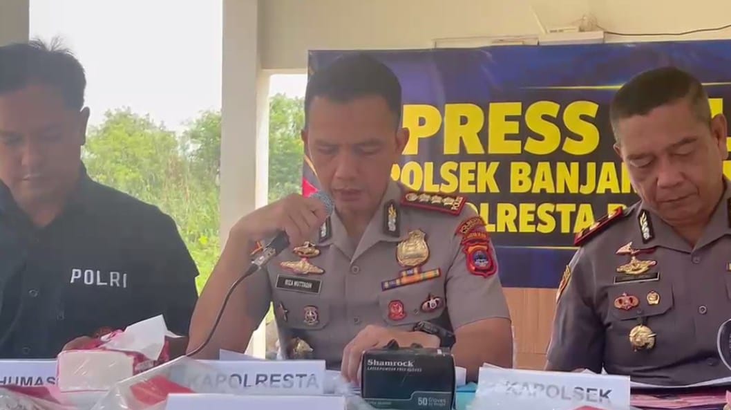 Doc. Kapolresta Banjarmasin Kombes Pol. Riza Muttaqin menyampaikan keterangan kepada awak media dalam konferensi pers pengungkapan kasus dugaan penelantaran bayi laki-laki di kawasan Cempaka Raya, Kecamatan Banjarmasin Barat, Kalimantan Selatan. Dalam pengungkapan tersebut, polisi menetapkan dua orang berinisial SAR dan MDA sebagai tersangka serta mengamankan sejumlah barang bukti untuk kepentingan penyidikan.