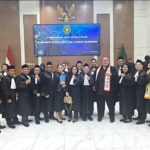 Doc. Foto bersama 18 advokat FERADI WPI usai mengikuti prosesi pengambilan sumpah advokat di Pengadilan Tinggi Bandung, Kamis (15/10/2026). Momen ini menandai tahapan penting dalam perjalanan profesional para advokat untuk menjalankan tugas pemberian jasa hukum dengan menjunjung tinggi integritas, profesionalitas, kode etik, dan nilai-nilai keadilan.