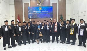 Doc. Foto bersama 18 advokat FERADI WPI usai mengikuti prosesi pengambilan sumpah advokat di Pengadilan Tinggi Bandung, Kamis (15/10/2026). Momen ini menandai tahapan penting dalam perjalanan profesional para advokat untuk menjalankan tugas pemberian jasa hukum dengan menjunjung tinggi integritas, profesionalitas, kode etik, dan nilai-nilai keadilan.