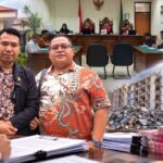 Doc. Ilustrasi perkara perdata Nomor 58/Pdt.G/2026/PN.Ckr terkait sengketa proyek pembongkaran besi eks-Apartemen Majestic Point Serpong. Dari kiri ke kanan, Ganda Subrata, S.H., M.H., kuasa hukum Sumaryo; Revan Pratama Wijaya, S.H., anggota tim hukum Sumaryo; dan Saefudin, S.H., kuasa hukum Titis Sukowanto. Ilustrasi menggambarkan proses persidangan, penelaahan dokumen, serta persoalan perjanjian dan aliran dana yang menjadi bagian dari perkara tersebut.