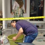Doc. Garis polisi terpasang di lokasi rumah kontrakan di kawasan Handil Bakti, Kecamatan Alalak, Kabupaten Barito Kuala, Kalimantan Selatan, tempat seorang bayi laki-laki ditemukan meninggal dunia pada Kamis (15/10/2026). Lokasi tersebut menjadi bagian dari pemeriksaan kepolisian untuk menelusuri kronologi kejadian dan mengumpulkan bukti terkait. Penyebab kematian bayi masih memerlukan kepastian berdasarkan hasil pemeriksaan pihak berwenang.