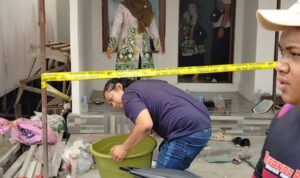 Bayi Laki-Laki Ditemukan Meninggal di Kontrakan Handil Bakti, Ibu Dirawat Doc. Garis polisi terpasang di lokasi rumah kontrakan di kawasan Handil Bakti, Kecamatan Alalak, Kabupaten Barito Kuala, Kalimantan Selatan, tempat seorang bayi laki-laki ditemukan meninggal dunia pada Kamis (15/10/2026). Lokasi tersebut menjadi bagian dari pemeriksaan kepolisian untuk menelusuri kronologi kejadian dan mengumpulkan bukti terkait. Penyebab kematian bayi masih memerlukan kepastian berdasarkan hasil pemeriksaan pihak berwenang.
