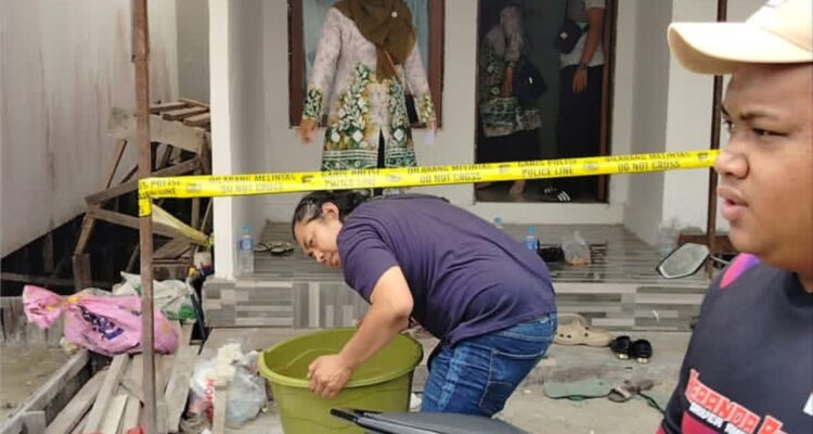Doc. Garis polisi terpasang di lokasi rumah kontrakan di kawasan Handil Bakti, Kecamatan Alalak, Kabupaten Barito Kuala, Kalimantan Selatan, tempat seorang bayi laki-laki ditemukan meninggal dunia pada Kamis (15/10/2026). Lokasi tersebut menjadi bagian dari pemeriksaan kepolisian untuk menelusuri kronologi kejadian dan mengumpulkan bukti terkait. Penyebab kematian bayi masih memerlukan kepastian berdasarkan hasil pemeriksaan pihak berwenang.