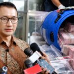 Doc. Juru bicara KPK memberikan keterangan kepada awak media, disandingkan dengan ilustrasi visual tong biru berisi uang tunai yang menggambarkan barang bukti dalam OTT terhadap Bupati Klaten. KPK menyita uang tunai sekitar Rp1,9 miliar dalam operasi tersebut. Foto merupakan ilustrasi visual, bukan dokumentasi asli barang bukti.