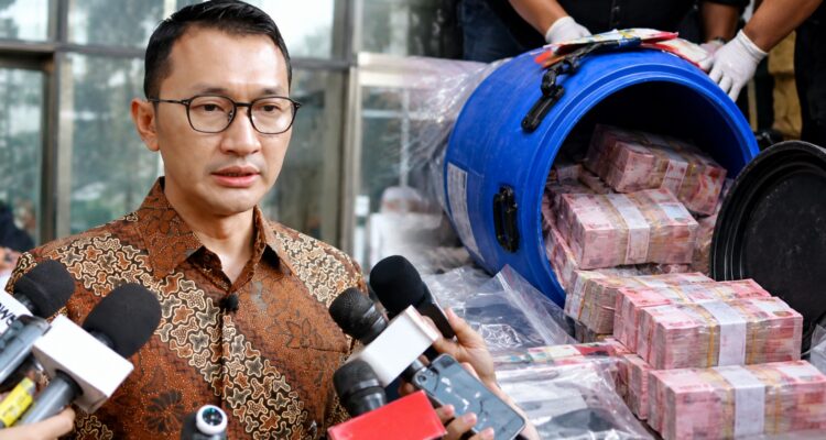Doc. Juru bicara KPK memberikan keterangan kepada awak media, disandingkan dengan ilustrasi visual tong biru berisi uang tunai yang menggambarkan barang bukti dalam OTT terhadap Bupati Klaten. KPK menyita uang tunai sekitar Rp1,9 miliar dalam operasi tersebut. Foto merupakan ilustrasi visual, bukan dokumentasi asli barang bukti.
