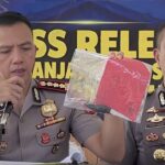 Doc. Kapolresta Banjarmasin Kombes Pol. Riza Muttaqin bersama jajaran kepolisian memperlihatkan barang bukti saat konferensi pers pengungkapan kasus pengeroyokan dan penusukan yang menewaskan Adi Imam Fizay alias Ijay di kawasan Mantuil, Banjarmasin Selatan. Dalam pengungkapan kasus tersebut, polisi menetapkan tiga orang sebagai tersangka.