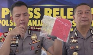 Doc. Kapolresta Banjarmasin Kombes Pol. Riza Muttaqin bersama jajaran kepolisian memperlihatkan barang bukti saat konferensi pers pengungkapan kasus pengeroyokan dan penusukan yang menewaskan Adi Imam Fizay alias Ijay di kawasan Mantuil, Banjarmasin Selatan. Dalam pengungkapan kasus tersebut, polisi menetapkan tiga orang sebagai tersangka.