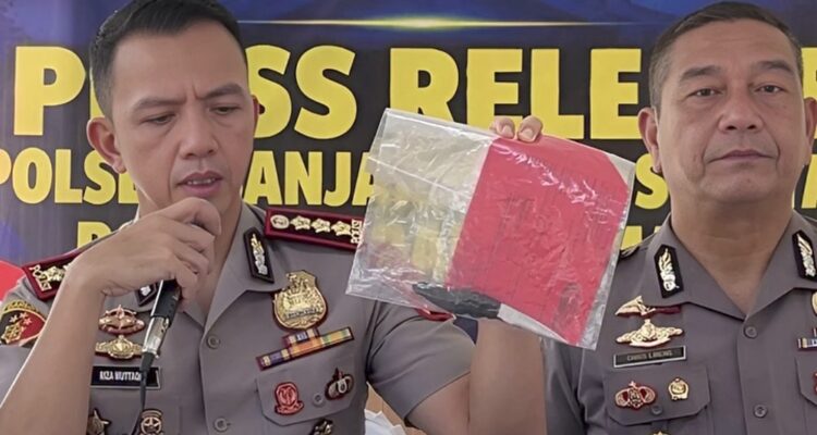 Doc. Kapolresta Banjarmasin Kombes Pol. Riza Muttaqin bersama jajaran kepolisian memperlihatkan barang bukti saat konferensi pers pengungkapan kasus pengeroyokan dan penusukan yang menewaskan Adi Imam Fizay alias Ijay di kawasan Mantuil, Banjarmasin Selatan. Dalam pengungkapan kasus tersebut, polisi menetapkan tiga orang sebagai tersangka.